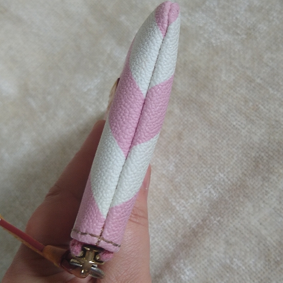 ⌛️ CLEARANCE  - Authentic Dooney and Bourke pouch - Picture 5 of 7